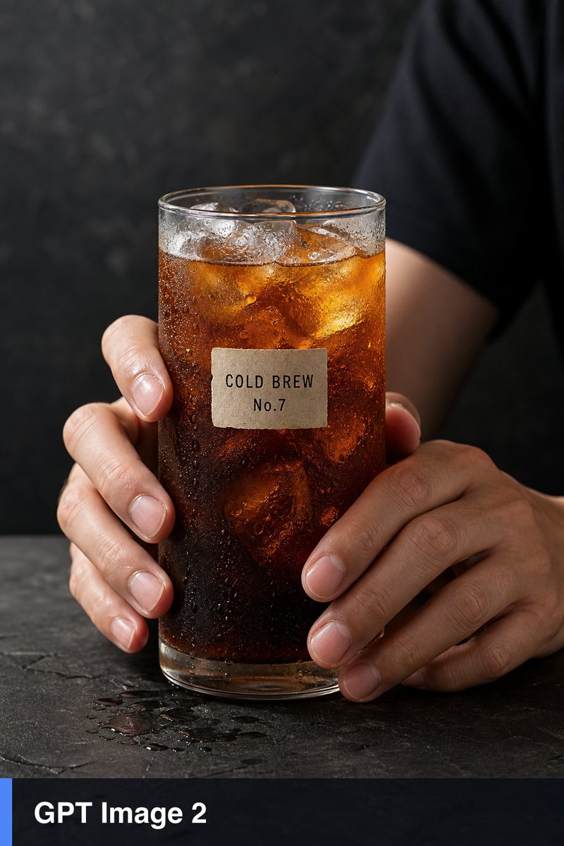超写实工作室产品静物：两只人手握着一只高高的透明玻璃杯，杯中盛有加冰的琥珀色冷萃咖啡，玻璃杯外布满凝结的水珠，冰块折射效果逼真，五指解剖结构正确，在深色石板表面上准确呈现反射与阴影。玻璃杯上贴...
