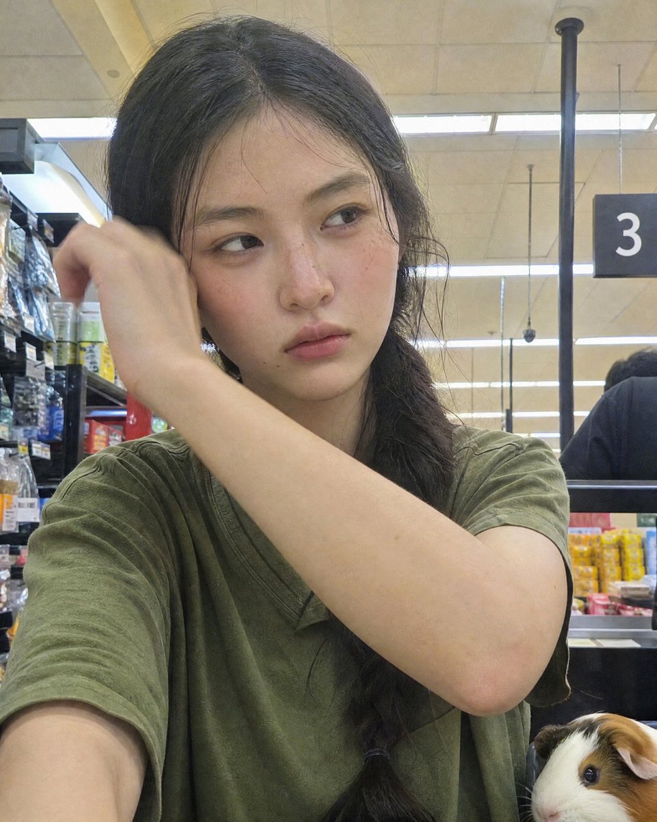 写实、抓拍、非摆拍, 年轻韩国女子, 杂货店结账队伍, 头顶生硬荧光灯, 2016年平价安卓前置摄像头, 意外的前置摄像头拍摄，原本就没打算拍。...