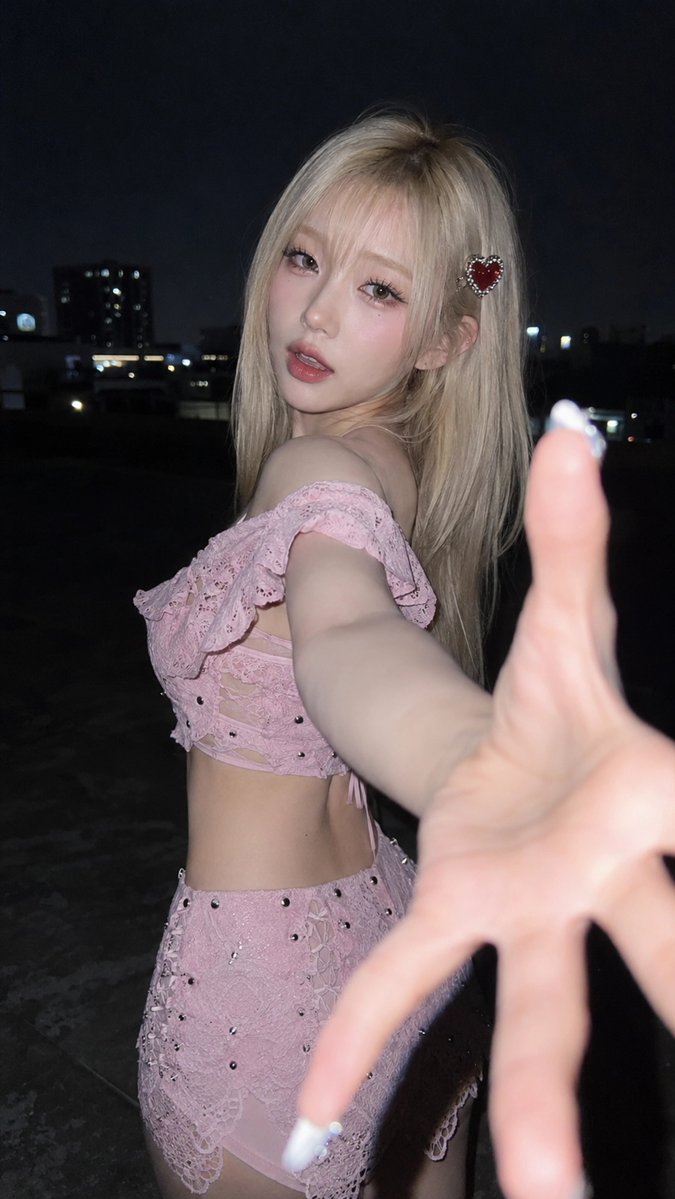 https://t.co/SJnVfMlgGT 一张 9:16 竖版近距离直闪人像，拍摄于夜晚户外，或靠近屋顶 / 停车场边缘。背景为深灰蓝至近乎纯黑，远处仅有几处模糊白色灯光和隐约的低矮建筑...