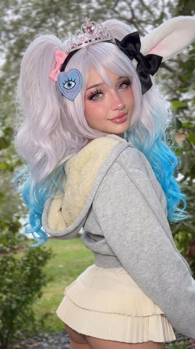 "subject": { "Brunette lookalike", "body_type": "沙漏型身材,丰满胸部", }, "hair": { "base_color": "粉白色",...