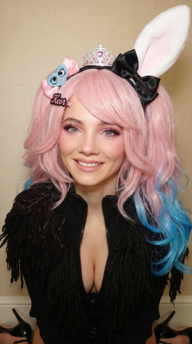 "subject": { "Brunette lookalike", "body_type": "沙漏型身材,丰满胸部", }, "hair": { "base_color": "粉白色",...