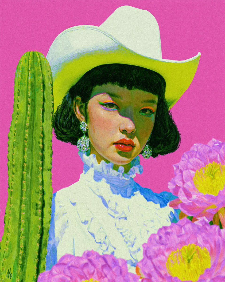 一幅女性肖像画，她头戴白色牛仔帽，身穿白色褶边上衣，黑色头发，妆容大胆，背景是鲜艳的粉色。她佩戴着大型闪亮的耳环。在前景中，她的左侧立着一棵高大的绿色仙人掌，她的右侧和图像下半部分可以看到带黄...