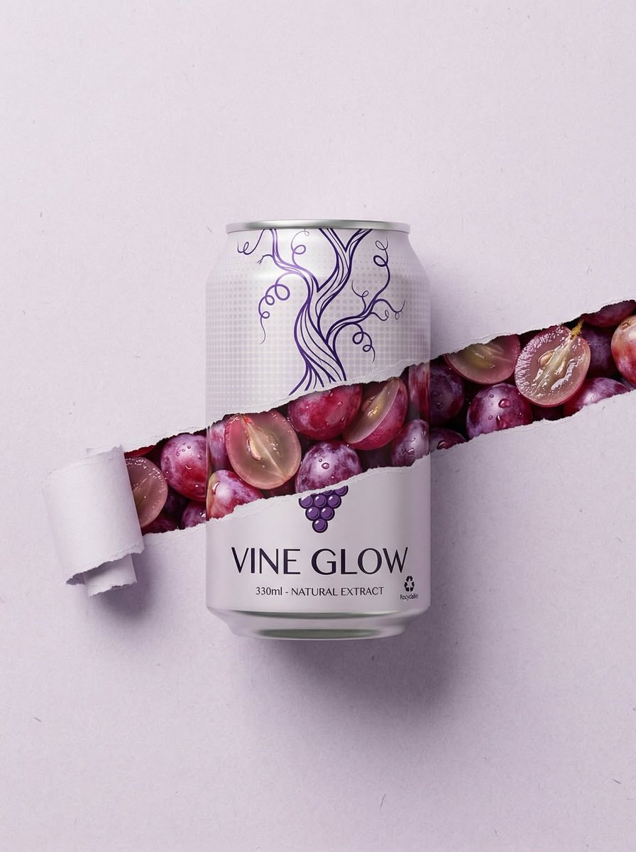 产品摄影：一只330毫升的铝罐，名为"VINE GLOW – Natural Extract"，居中放置在干净的浅灰色影棚背景前。罐身装饰有精致的紫色藤蔓线条插画。一道戏剧性的水平撕裂纸张效果...