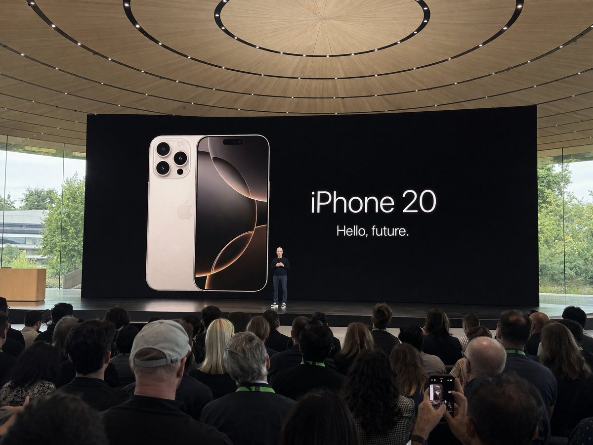 https://t.co/RP08thu62n 在 Apple Park 举行的 iPhone 20 发布会主题演讲上随手用 iPhone 抓拍的非摆拍照片，蒂姆·库克在舞台上进行现场演讲，照...