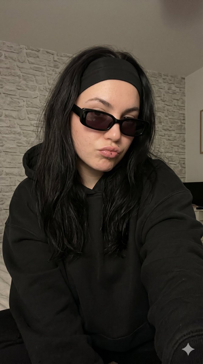 午夜朋克卧室自拍, 互联网时代的另类女孩, 18-24, 毫不费力的酷感, 情感克制, 自我意识强, 略带叛逆, 私人化, 单一微弱的环境光源, 非常柔和, 略带暖调, 低对比度