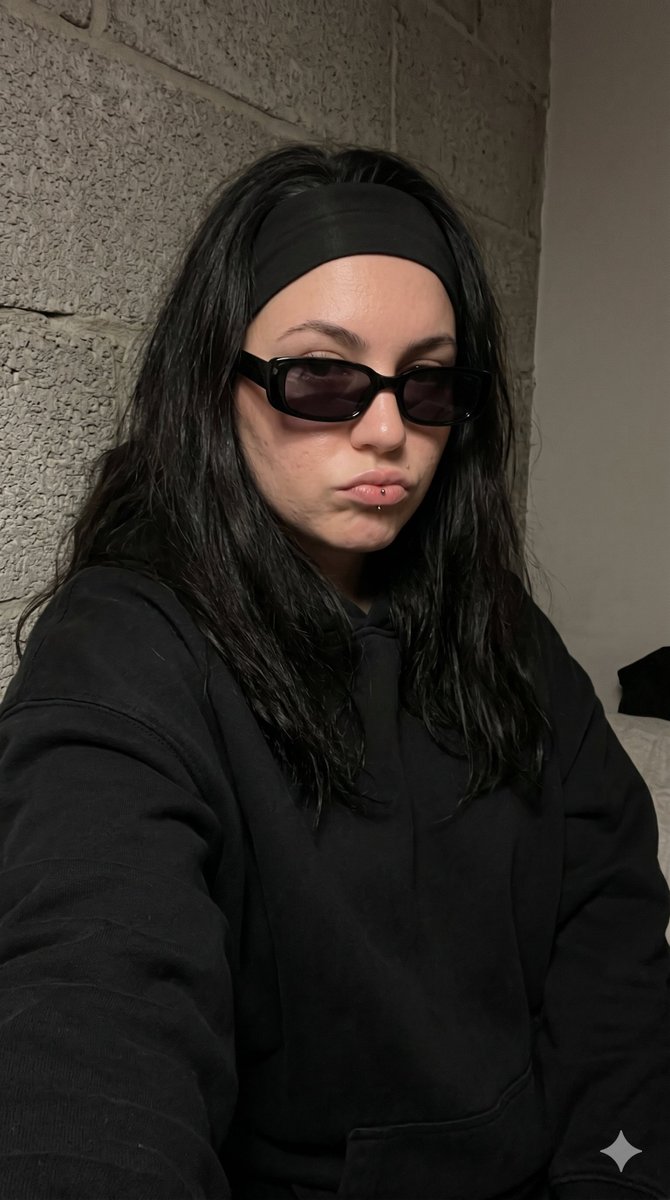 午夜朋克卧室自拍, 互联网时代的另类女孩, 18-24, 毫不费力的酷感, 情感克制, 自我意识强, 略带叛逆, 私人化, 单一微弱的环境光源, 非常柔和, 略带暖调, 低对比度