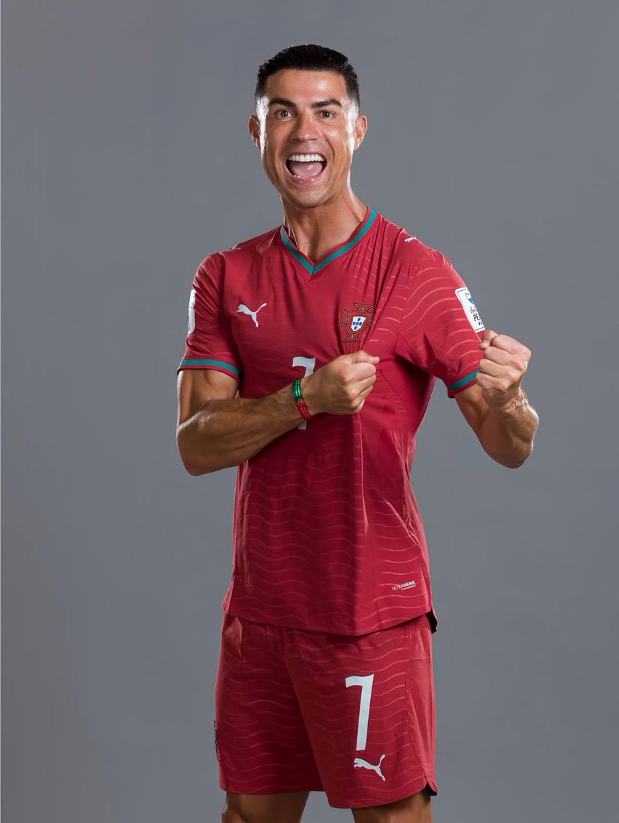 超写实克里斯蒂亚诺·罗纳尔多（Cristiano Ronaldo）肖像，身穿葡萄牙国家队球衣，7 号球衣，英雄般矗立在一座巨型足球场的中央，表情坚毅，冠军气场，头上方漂浮着一顶金色皇冠，身体周...
