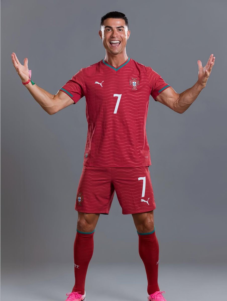 超写实克里斯蒂亚诺·罗纳尔多（Cristiano Ronaldo）肖像，身穿葡萄牙国家队球衣，7 号球衣，英雄般矗立在一座巨型足球场的中央，表情坚毅，冠军气场，头上方漂浮着一顶金色皇冠，身体周...