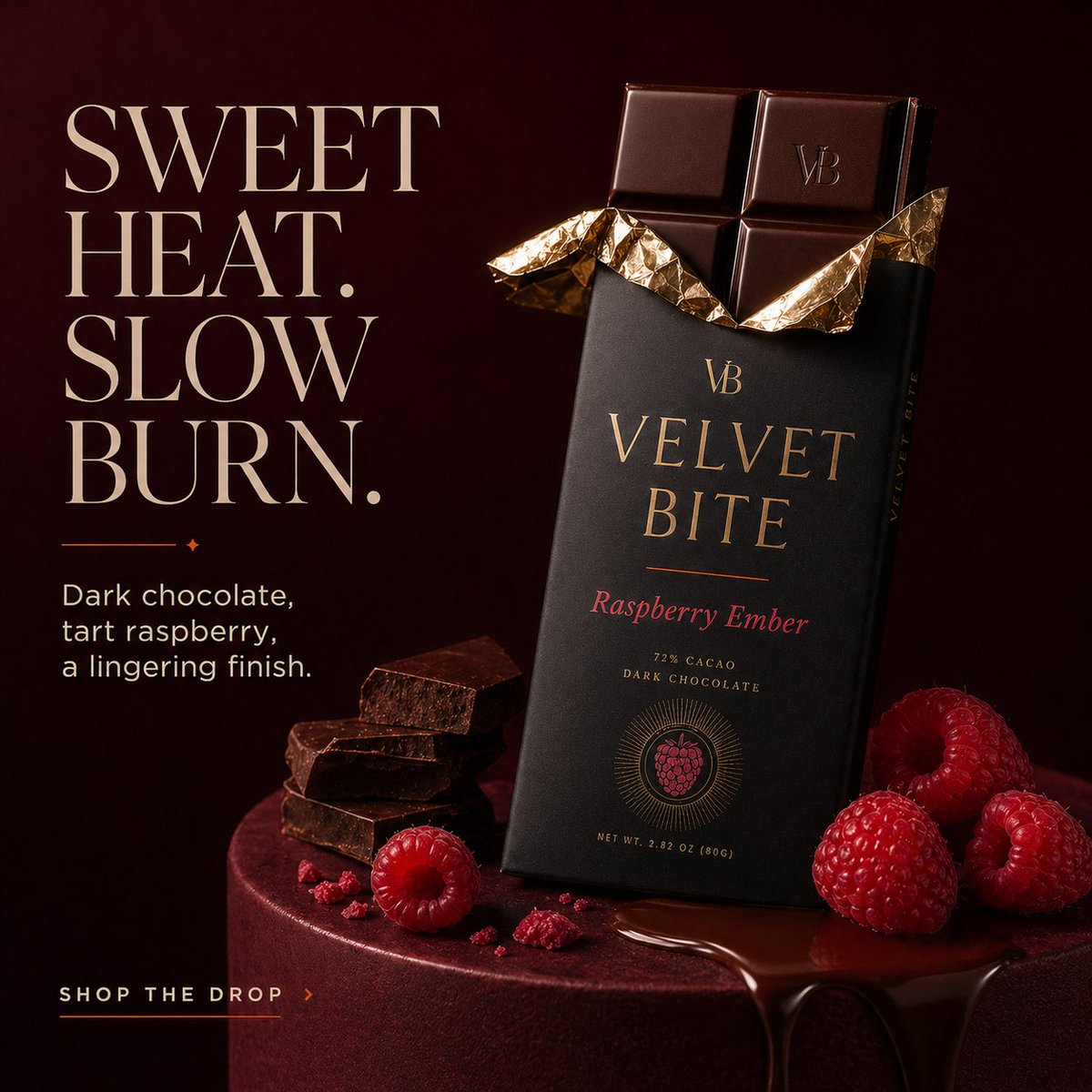 为虚构的高端奢华巧克力品牌 Velvet Bite 设计三张高级感方形产品广告。 每张广告都以一块黑巧克力为主角，并保持统一的品牌包装：哑光黑色包装纸、金箔装饰、优雅的衬线字体，以及高端杂志风...