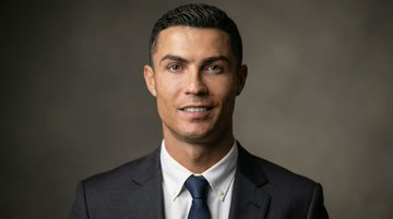 电影感、超写实的公司形象照，参考图片中的同一人。保留完全相同的面部特征、肤色和身份。风格：经典的专业公司肖像。主体穿着剪裁合身的深色西装、挺括的白衬衫和低调的领带。照明为柔和、定向的工作室布光...