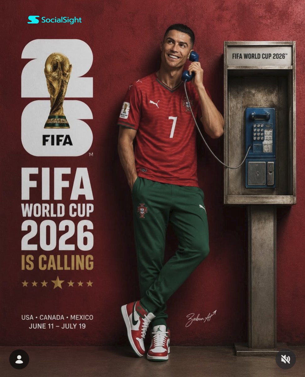 超写实的2026年FIFA世界杯宣传海报，足球超级巨星罗纳尔多全身运动型姿态随意地靠在一面质感深红墙前，面带微笑地用一台复古蓝色公共付费电话听筒通话。他身穿现代款葡萄牙国家队球衣，深红色带有微...