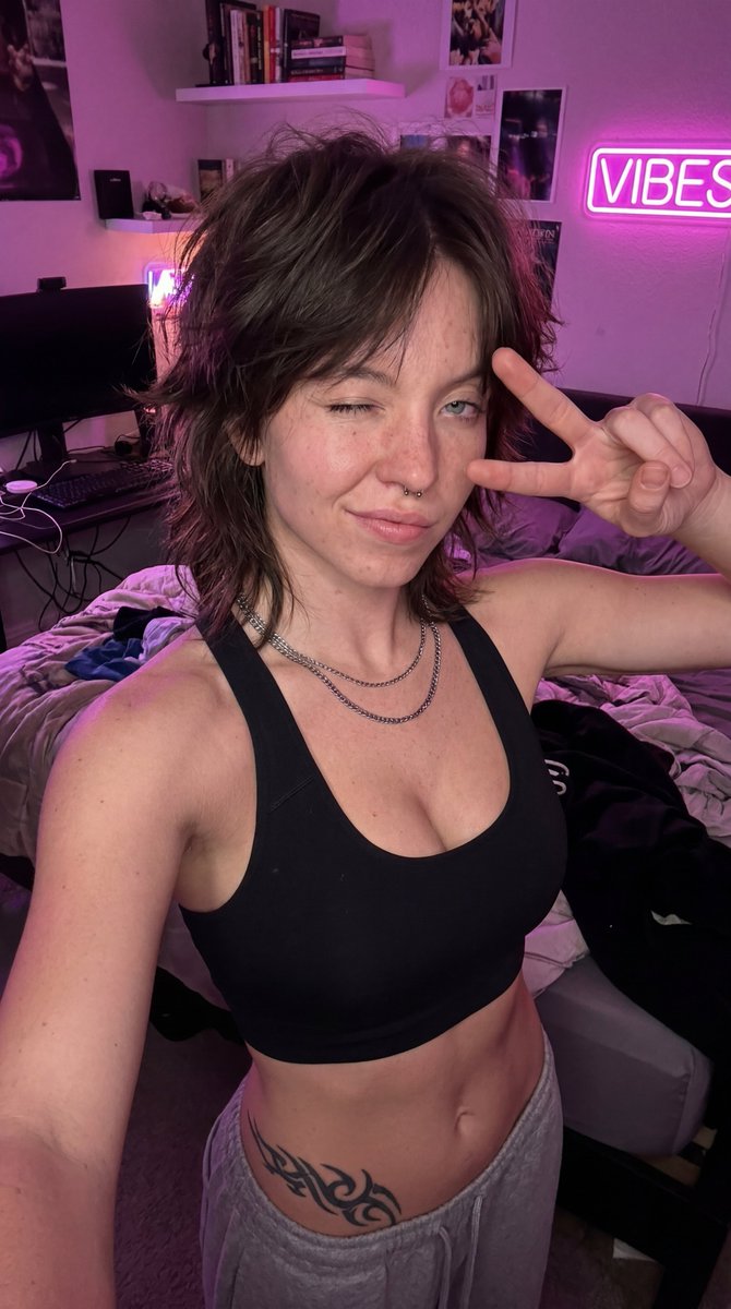 { "subject": { "appearance": "Anya Taylor joy 有着凌乱、粗犷的深棕色狼尾短发。", "body_shape": "曲线身材，胸部丰满、腰部纤细、腹...