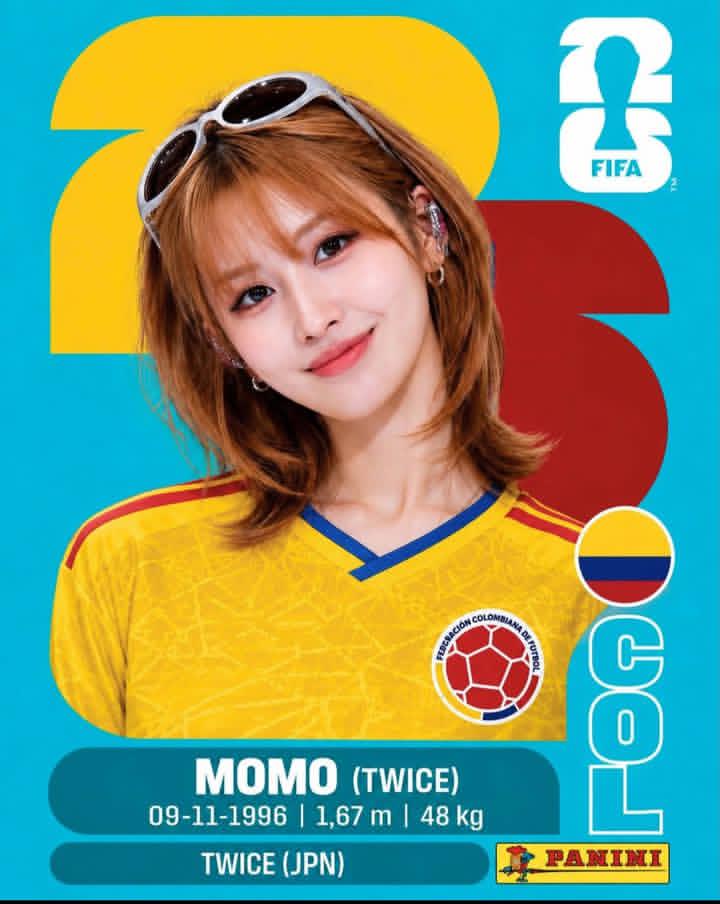 制作一张顶级 Panini 2026 国际足联世界杯收藏贴纸卡，以一位 K-pop 偶像作为职业足球运动员为主题。竖向 2:3 比例。亮青色背景，背景上有巨大的、相互重叠的黄色与红色“26”数...