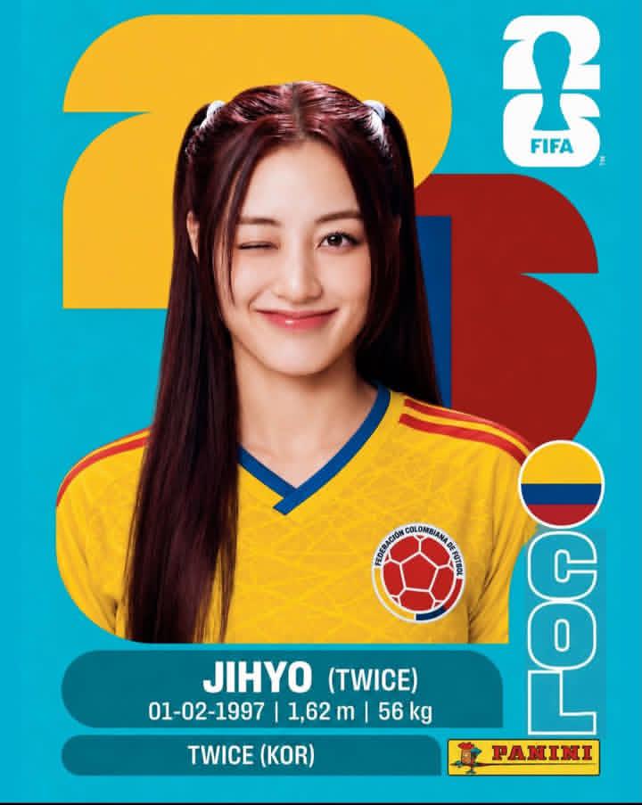 制作一张顶级 Panini 2026 国际足联世界杯收藏贴纸卡，以一位 K-pop 偶像作为职业足球运动员为主题。竖向 2:3 比例。亮青色背景，背景上有巨大的、相互重叠的黄色与红色“26”数...