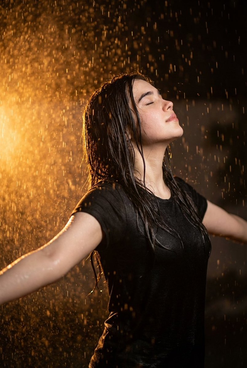 https://t.co/P8TcdFGZIH 电影级写实特写镜头：一位三十出头年轻女性，夜晚暴雨中双臂向两侧伸展、头部向后仰、双目紧闭，拥抱雨水。左侧温暖的黄金橙色逆光捕捉每一滴雨珠，将其化...
