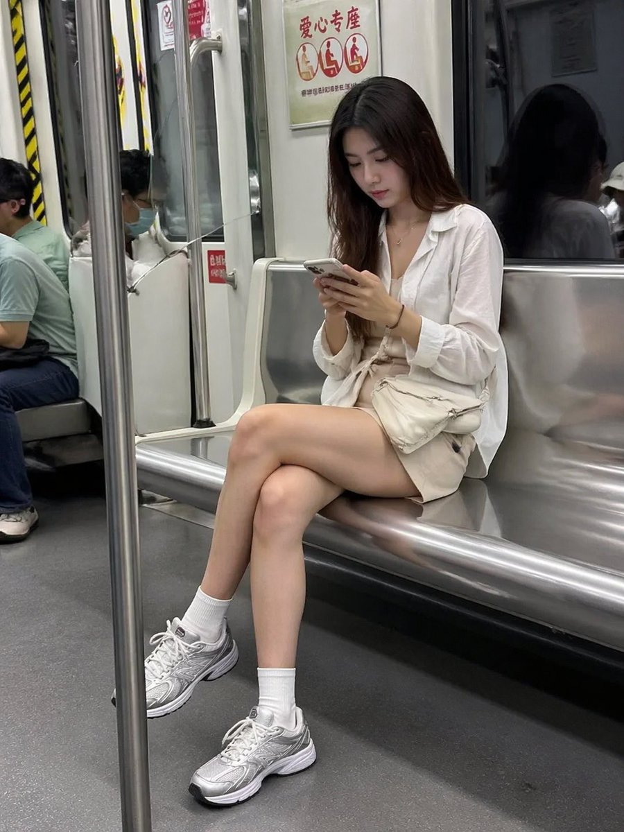 一位迷人的女士在乘坐地铁时低头看着她的智能手机，以随性的街头摄影风格拍摄。 #AIart #GPTImage2 https://t.co/EI5xE8oj3G