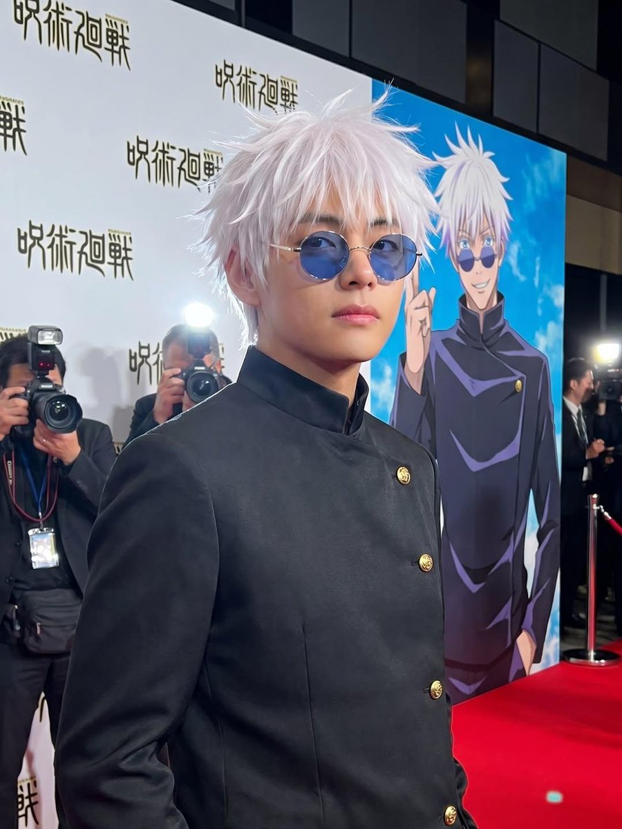 超写实真人版动漫改编首映礼活动，年轻明星完美Cosplay《咒术回战》角色，置身华丽红毯之上，奢华媒体活动，专业摄影师手持闪光灯疯狂拍摄，背景是与Cosplay角色相匹配的动漫角色海报，电影级...