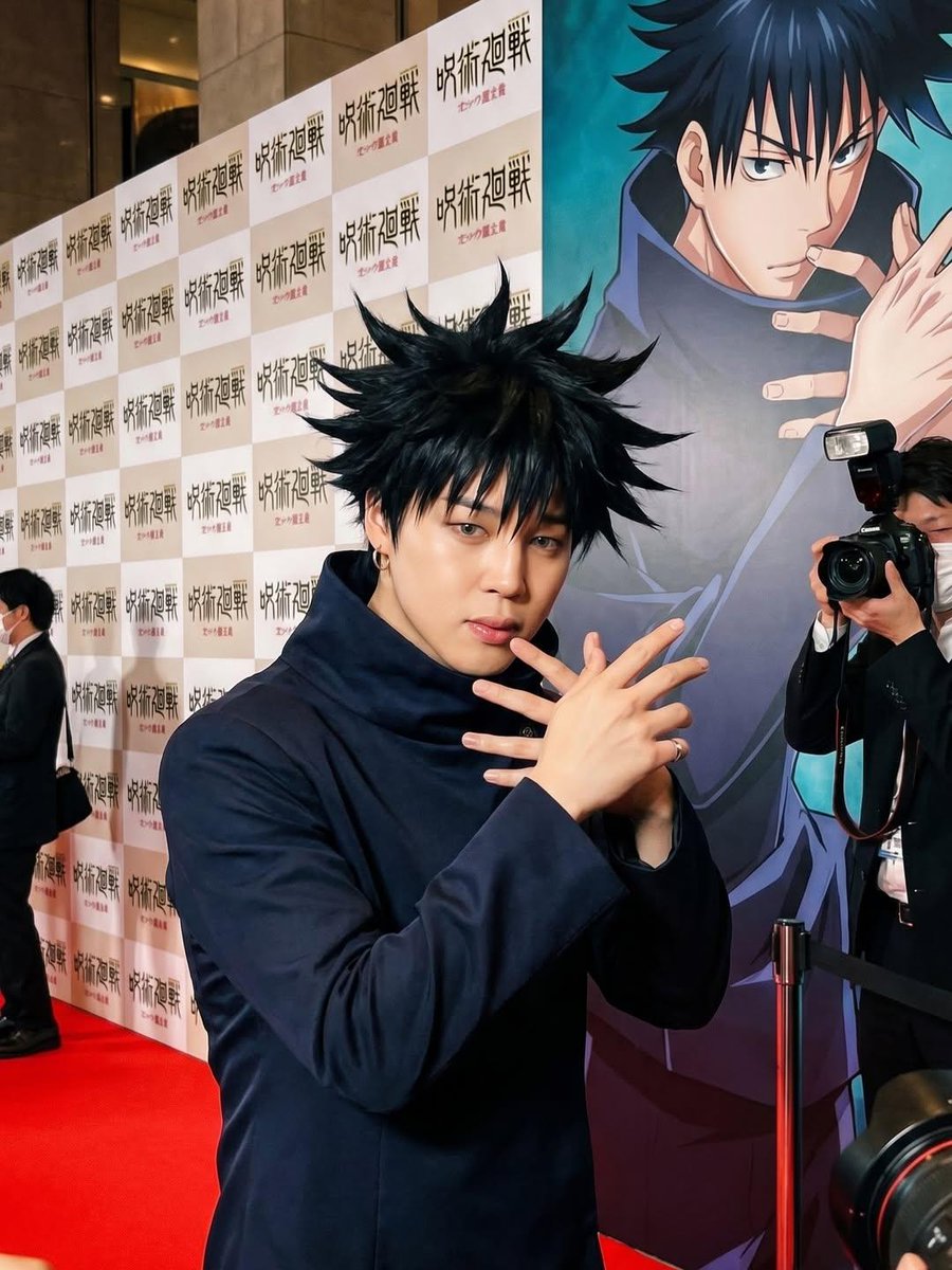 超写实真人版动漫改编首映礼活动，年轻明星完美Cosplay《咒术回战》角色，置身华丽红毯之上，奢华媒体活动，专业摄影师手持闪光灯疯狂拍摄，背景是与Cosplay角色相匹配的动漫角色海报，电影级...