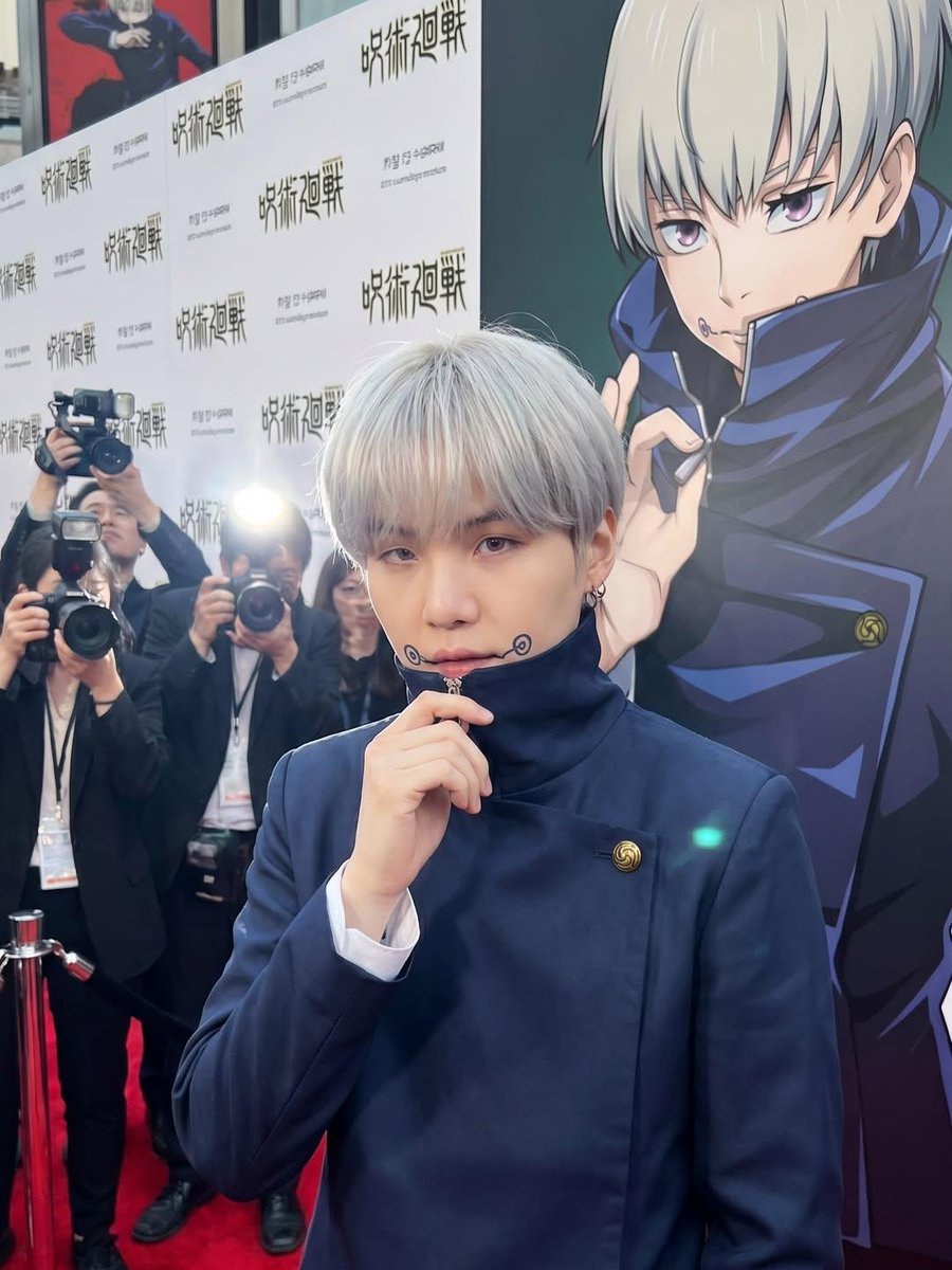 超写实真人版动漫改编首映礼活动，年轻明星完美Cosplay《咒术回战》角色，置身华丽红毯之上，奢华媒体活动，专业摄影师手持闪光灯疯狂拍摄，背景是与Cosplay角色相匹配的动漫角色海报，电影级...