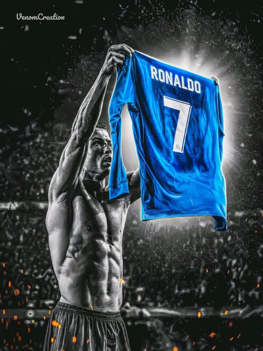 C罗（Cristiano Ronaldo）启发传奇足球海报，超精细数字插画，英雄式仰视目光，强烈坚定的表情，特写肖像主导构图，动态泼溅颜料与墨水质感，复古做旧海报美学，葡萄牙红、金色与黑色配色...