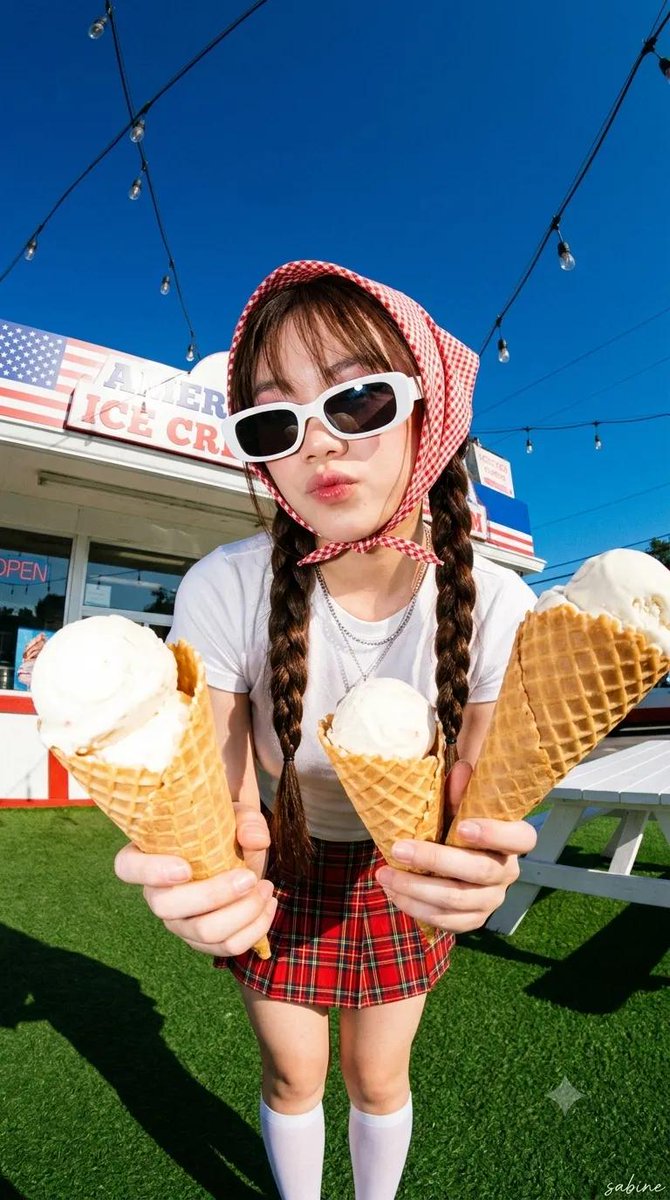 超写实Y2K夏季时尚大片,年轻女性身穿白色修身背心、红色格纹迷你裙、下巴下方系着红色方巾头巾、佩戴白色方形复古墨镜、银色层叠项链、及膝白色长袜、深棕色长双辫配柔软刘海,瓷白无瑕哑光肌肤、完美无...