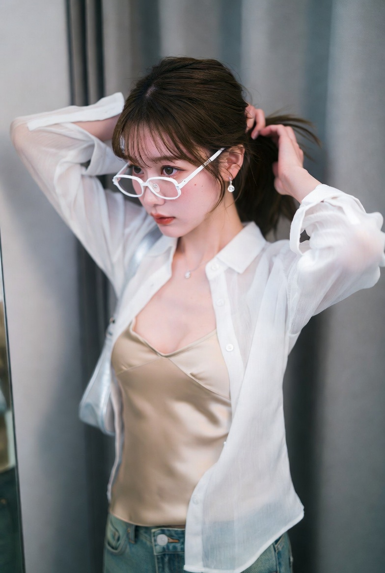 创作一张写实编辑风格的人像照片，画面中有一位20岁的日韩女性肖像主体，搭配白色镜框细框眼镜，正常佩戴于面部，镜片对齐眼睛位置，并佩戴小巧水滴形宝石耳饰细节，呈现细腻低调的微光效果；身材为健美有...