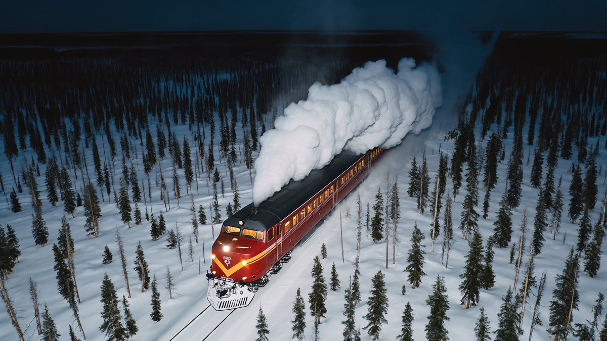 编辑所附的航拍夜景图片：一列红色西伯利亚大铁路（Trans-Siberian）机车正穿过白雪覆盖的西伯利亚针叶林（taiga）。 将所有树木之间的地貌改造成一片广阔、浅层的洪水水面。每两棵树之...