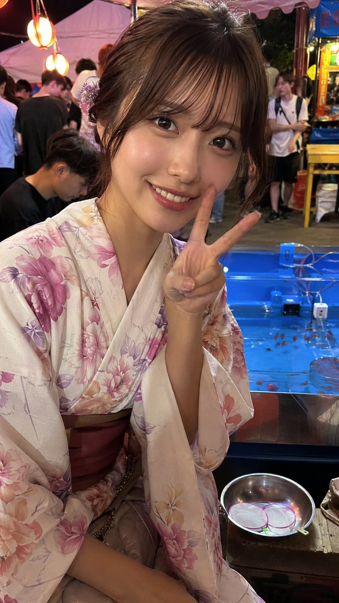 🎆浴衣约会　令人心头一颤的1个场景扭蛋🎆 诸位，就用生成图像来抓住夏祭青春的一页吧…… 扭蛋出率： 回头：2成 在摊位上开心地看向这边：2成 从正面微微探头：2成 朝镜头比耶：2成 把刨冰“啊...