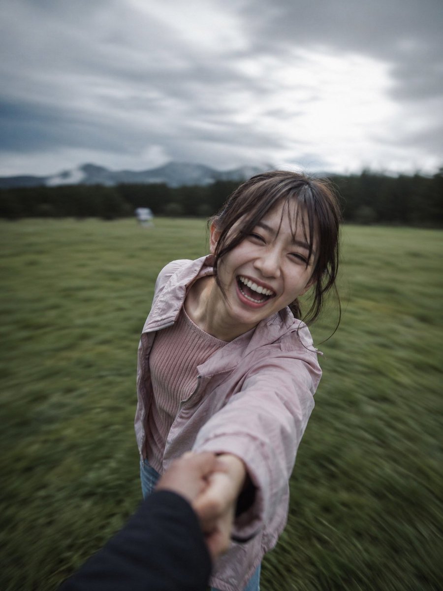 超写实抓拍照片，竖版 3:4 比例，第一人称视角（POV），在多云阴郁的天气下于一片广阔的草地里牵手旋转。边缘有强烈的径向运动模糊，中心焦点锐利，情绪化、无忧无虑的电影感氛围。请使用参考照片。...