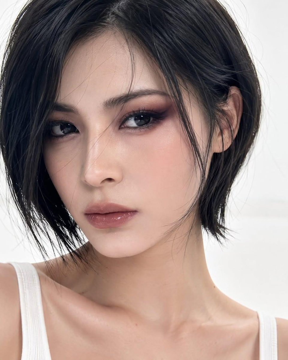 一位年轻女性的超写实美容肖像，她留着时髦的短波波头发型，柔顺的下颌长度头发，深侧分，柔和的修饰脸型发缕，带有自然光泽的顺滑黑发，略微凌乱的纹理，优雅的韩式造型，无瑕的瓷肌，淡淡的烟熏眼妆，亮泽...