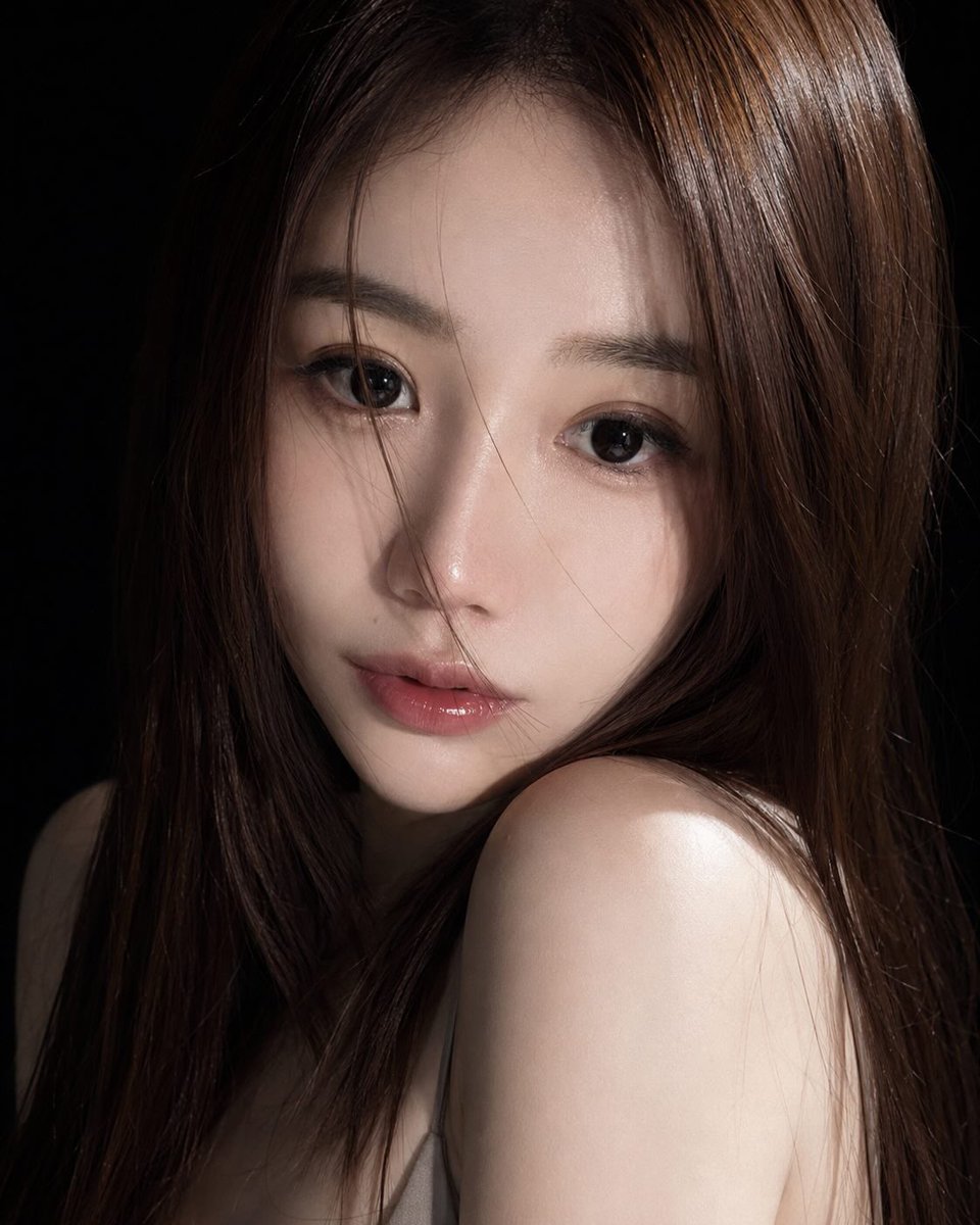 超写实的特写美妆人像肖像：一位年轻的东亚女性，柔顺丝滑的深棕色长发带有柔和自然的光泽，中分发型，几缕细腻的发丝垂落在脸颊两侧；一双大而有神的眼睛，无瑕的瓷器般肌肤，淡雅自然的妆容，水润的粉色双...