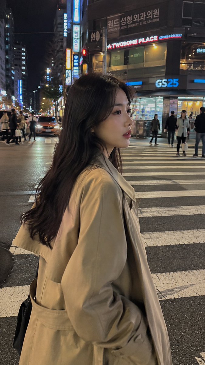 超写实的随拍 iPhone 街头照片：一位美丽的年轻韩国女孩，夜晚穿过霓虹灯闪烁的首尔街道，从侧视角抓拍，电影感的都市氛围，自然的行走姿态，黑色长发随风飘动，身穿米色超大号风衣，休闲韩式穿搭，...