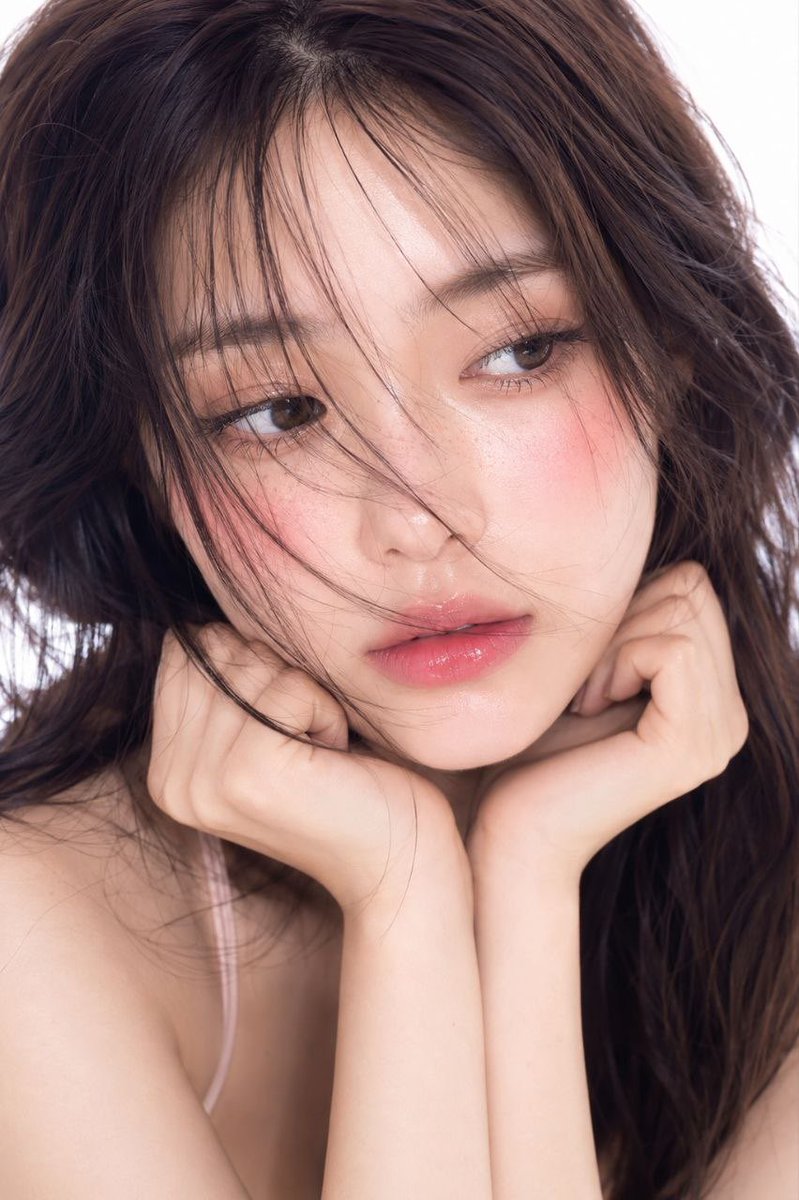 超写实电影感美妆肖像,一位年轻韩国女性,柔软水润的玻璃肌,自然粉红腮红,光泽渐变唇彩,细腻雀斑,蓬松凌乱的碎刘海半遮面容,深色长发随风飘扬,梦幻天真的表情,带有柔和眼神光的精致棕色眼睛,粉彩韩...