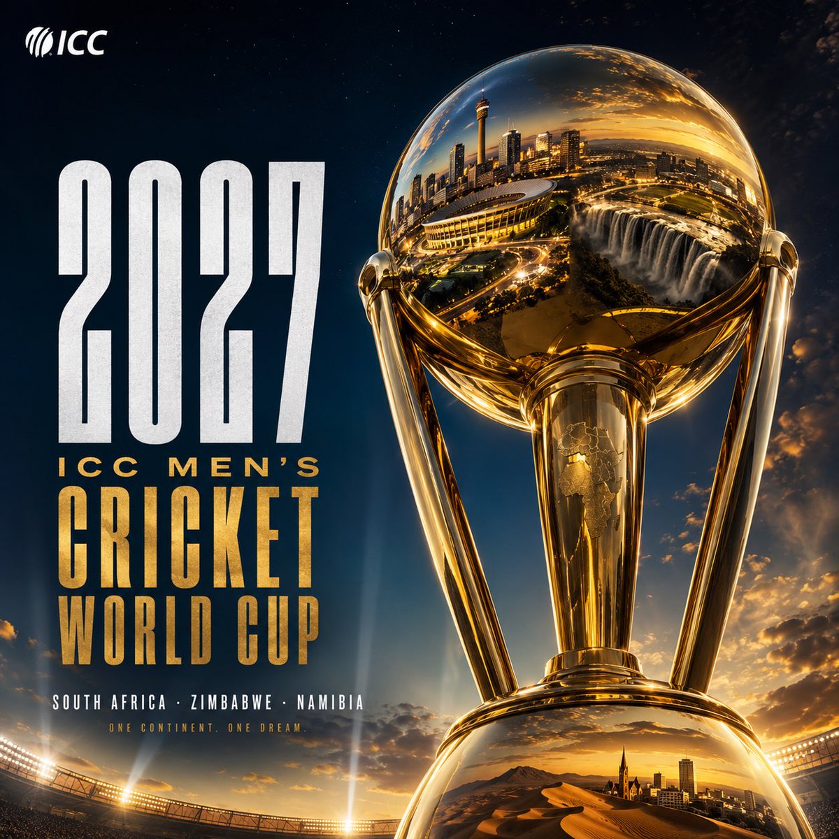 2027年ICC男子板球世界杯电影感广告海报。 场景：一个巨大的ICC板球世界杯奖杯矗立在画面中央，以戏剧性的低角度英雄视角拍摄，仰望天空。抛光的金色球体同时在其弧形镜面中反射出三个主办国——...