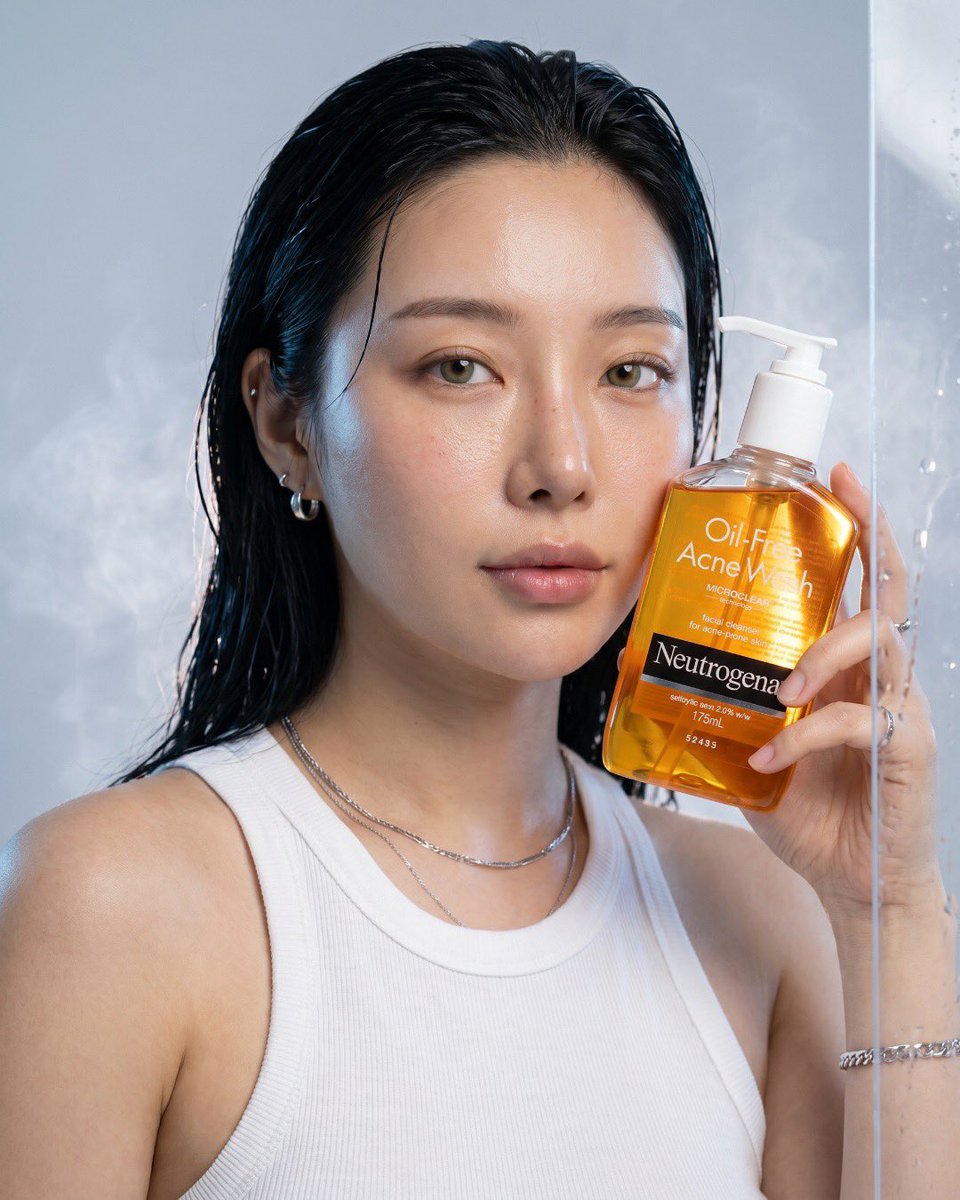 超写实奢华护肤品广告,Neutrogena 无油祛痘洗面奶,高端商业产品摄影,透亮琥珀色洁面瓶配透明按压泵,漂浮的水花与晶莹水珠,新鲜芦荟切片,柑橘类水果,薄荷叶,反光湿润表面,电影感灯光,洁...