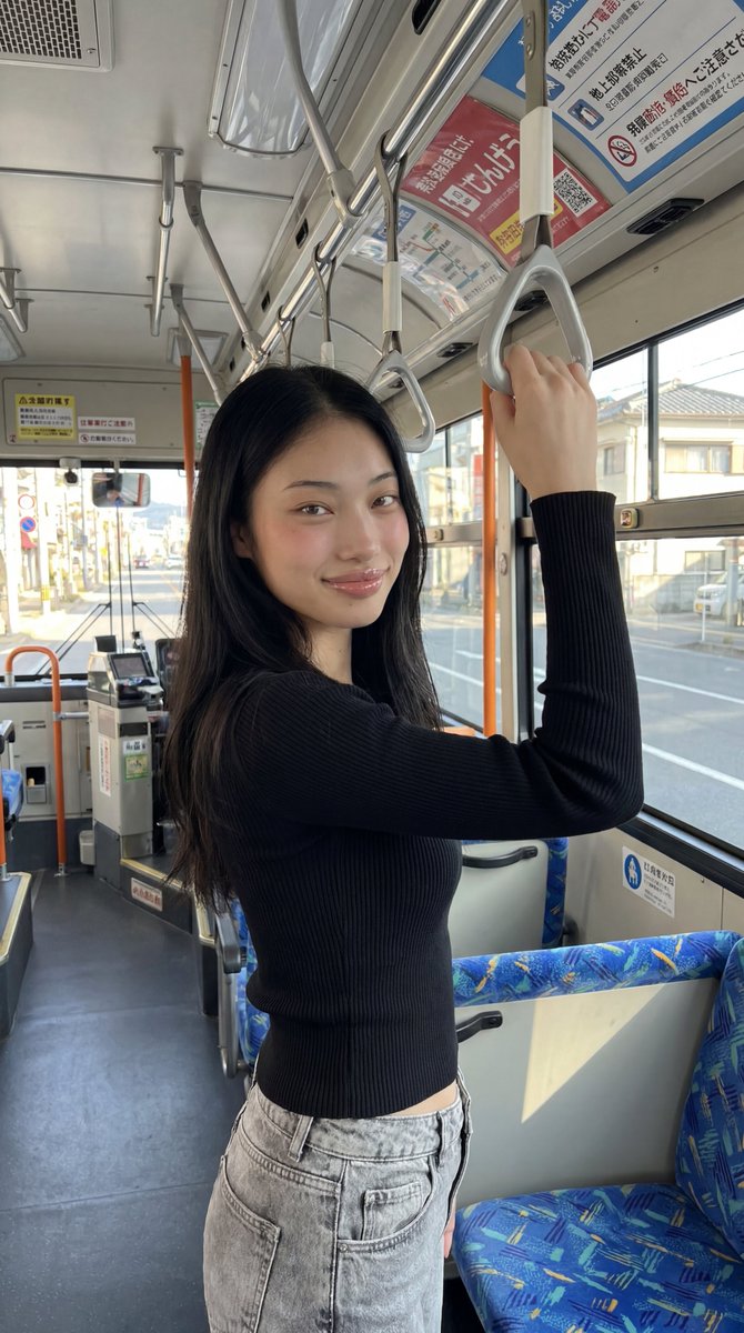 请使用 image1 完全作为主要身份参考锚点 提示词； 超写实肖像，延续前几张图片中同一位美丽的韩国女孩形象，严格保持完全相同的面部外观、柔和的韩式美感、亮泽双眸、自然腮红妆容、丝滑黑色长直...