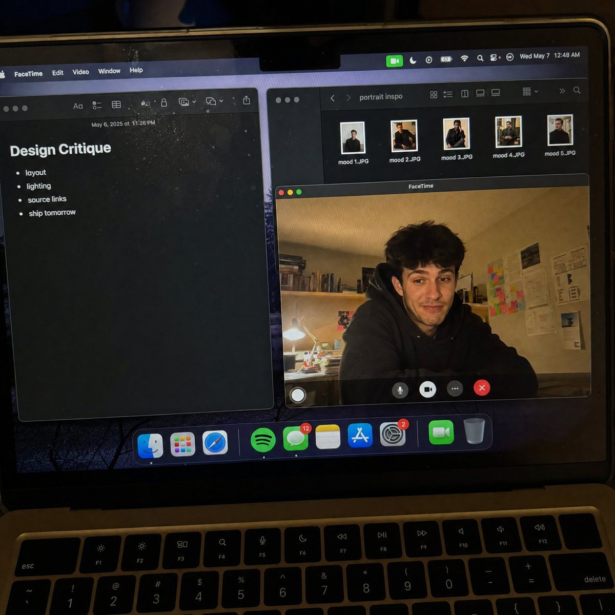 Gpt Image 2 - 照片级真实感 FaceTime 工作屏幕 🚨 如果我没有附加任何背景就发布这张图，你会觉得它是真的吗？ Prompt Create a raw smartphone...