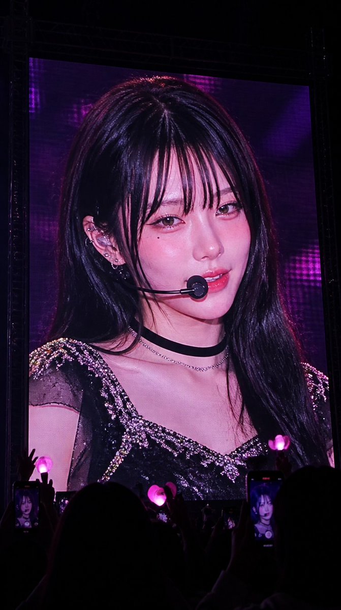 GPT Image 2.0 Prompt 아이돌 직캠 [CORE OBJECTIVE "REALISTIC K-POP CONCERT JUMBOTRON LIVE FEED"] 将输入人物...