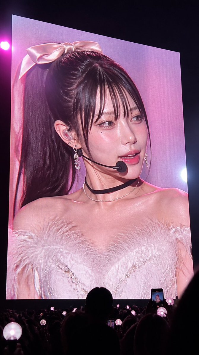 GPT Image 2.0 Prompt 아이돌 직캠 [CORE OBJECTIVE "REALISTIC K-POP CONCERT JUMBOTRON LIVE FEED"] 将输入人物...