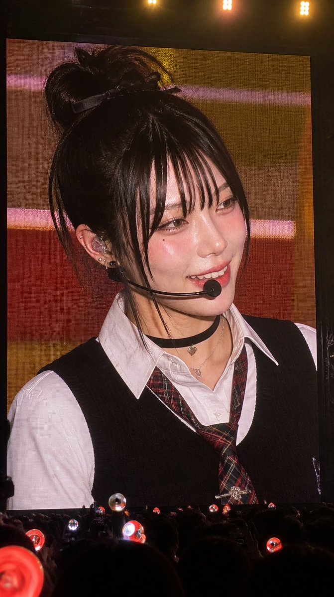 GPT Image 2.0 Prompt 아이돌 직캠 [CORE OBJECTIVE "REALISTIC K-POP CONCERT JUMBOTRON LIVE FEED"] 将输入人物...