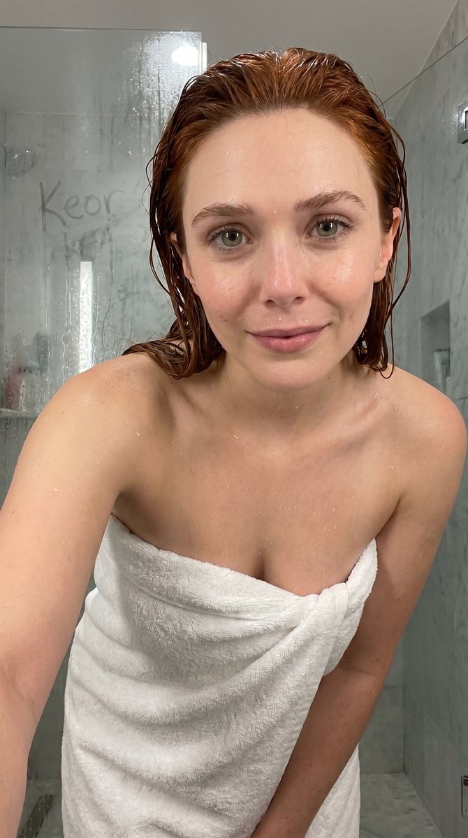 Ella Purnell, 轮廓分明的颧骨、结构化的下颌线、真实的毛孔/细毛/痣/雀斑, 鲜艳的棕色虹膜、精细的放射状纹理、粗重角膜环、湿润成簇的睫毛、锐利的角膜高光点, 微笑,微张的水润双唇...