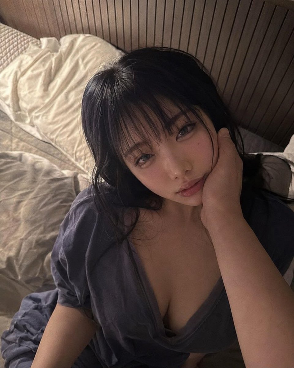 一张坦率而真实的深夜卧室快照。 照片以男友的视角拍摄，他从上方俯视，右手温柔地捧着韩国女友的脸。她的外貌和造型酷似《火影忍者》中的雏田。她的头发...