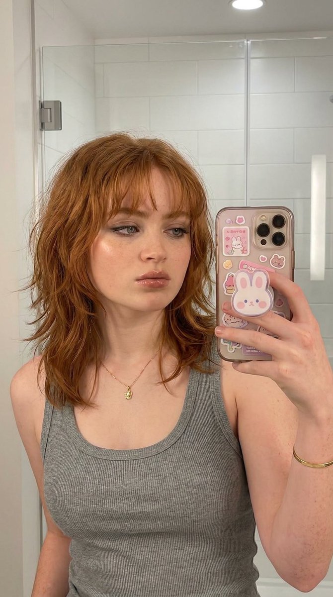 只是一个女孩和她的浴室灯光✨ Sadie Sink🧡 Nano Banana Pro 来自 https://t.co/UjgcXfHJi8✨😻 { "prompt": "Realistic b...