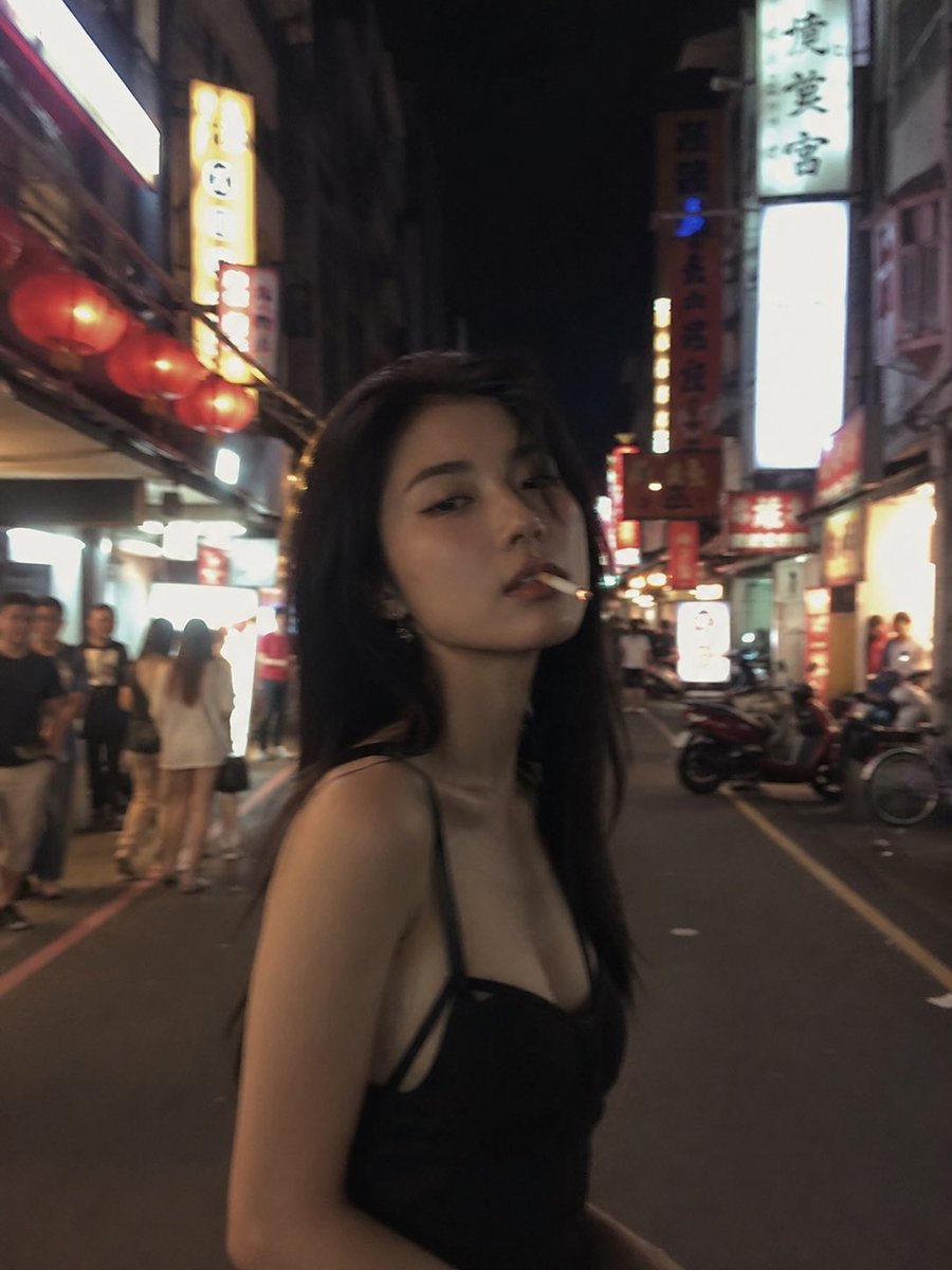 失焦抓拍风格的照片：一位亚洲时装模特站在夜晚的台湾老街中央，四周环绕着发光的红色灯笼。香烟美学氛围，暖色调，Pinterest 风格感觉。 #AIart #GPTImage2