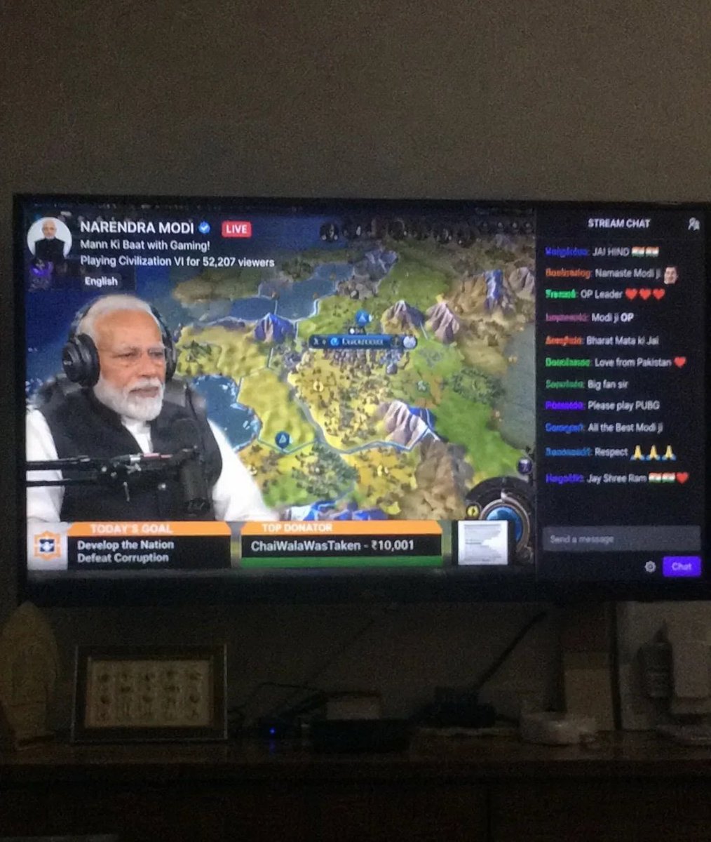 莫迪作为Twitch主播，但是低质量手机拍摄的照片，画面中某人在家里看电视转播，少一些 https://t.co/Rvpg7v1ynx