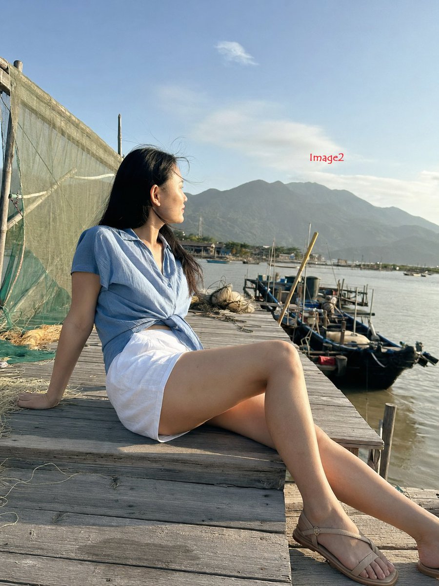 3:4, iPhone 17 26mm 广角镜头拍摄的真实生活抓拍照片。 主体:26 岁以上中国女性,身材纤细,比例自然,浅蓝色短袖衬衫在腰间打一个柔和的结,白色亚麻短裤长度及大腿中部,平底凉...