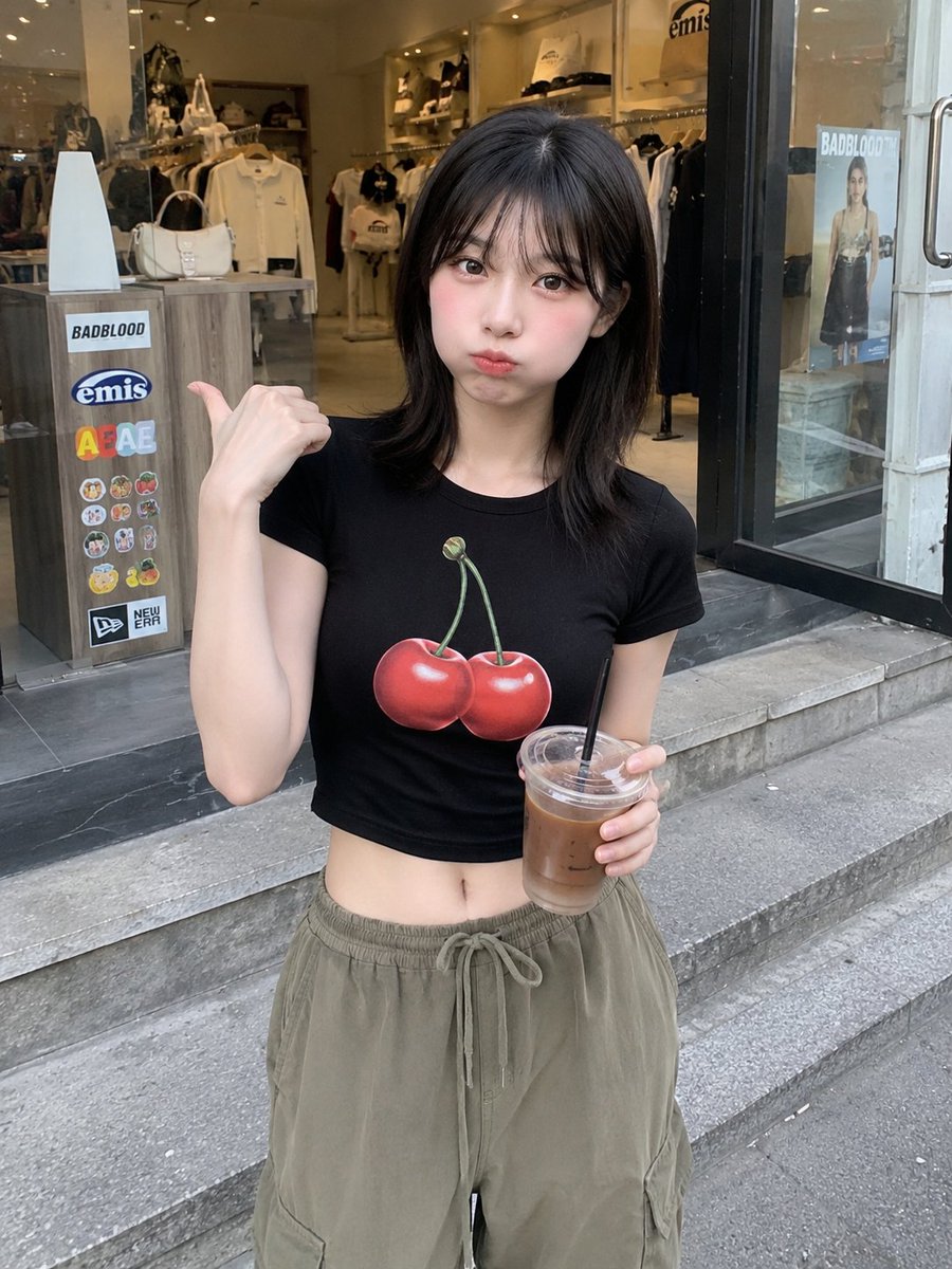 使用 GPT image 2 创建 { "prompt": "RAW 超写实智能手机照片，一位可爱的年轻日本女性站在一家时髦的服装精品店外。她拥有白皙的瓷器肌肤、深褐色的大眼睛、小巧的鼻子、柔...