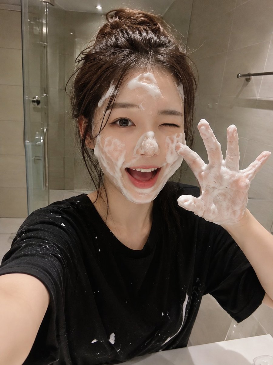 使用 GPT image 2 创建 { "prompt": "一张 RAW 超写实的智能手机照片，一位可爱的年轻日本女性在现代浴室中进行护肤流程...