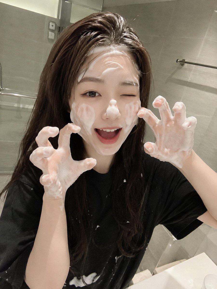 使用 GPT image 2 创建 { "prompt": "一张 RAW 超写实的智能手机照片，一位可爱的年轻日本女性在现代浴室中进行护肤流程。她拥有白皙的瓷器肌肤、富有表现力的大眼睛（深棕...