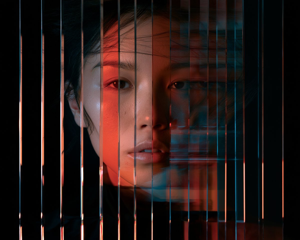 精致的影棚肖像：一位优雅的年轻成年女性，由十二块垂直悬挂的透明亚克力板重建而成，每块板揭示[INNER WEATHER]的一个不同视觉片段，所有...